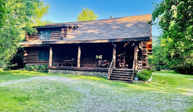 Bud's Paradise- A beautiful cabin in the woods!
