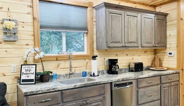 Buffalo Bungalow Tiny Cabin ~ Close to Yellowstone
