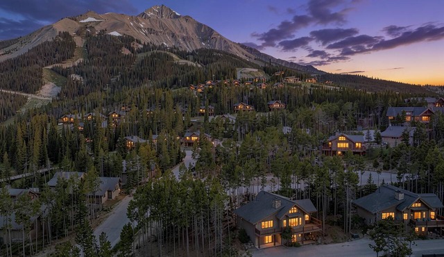 Bulldogger Basin Lodge a ski in and out property in Moonlight