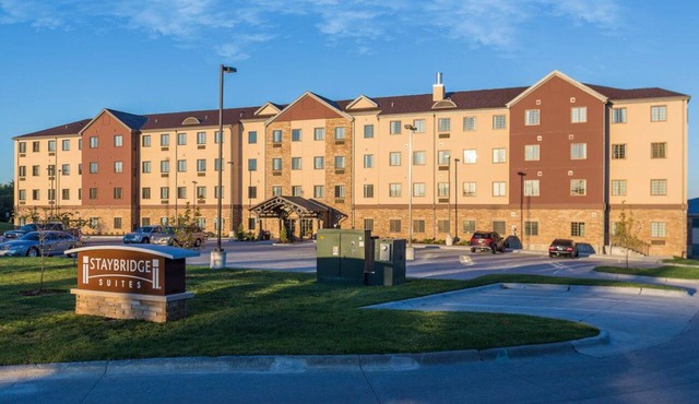Business-Friendly Stay: Pool & Breakfast