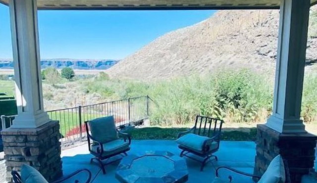 C28-3bd/2.5b Sunserra unit to Canyon pool Gorge