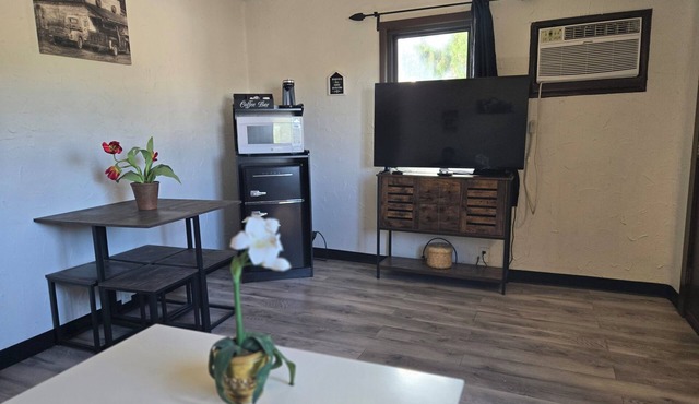 Cabin 18 | 2 Beds + Kitchenette Near Parks