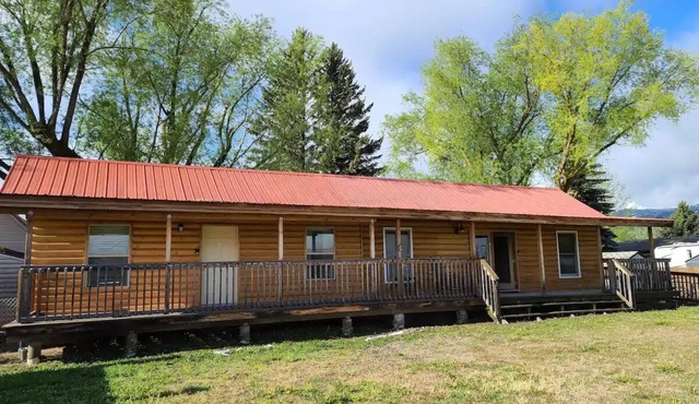 Cabin #2 - Backyard Bunkhouse