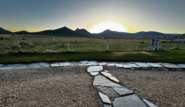 Cabin 3 at the Almo Inn, Close to City of Rocks National Park and Castle Rock