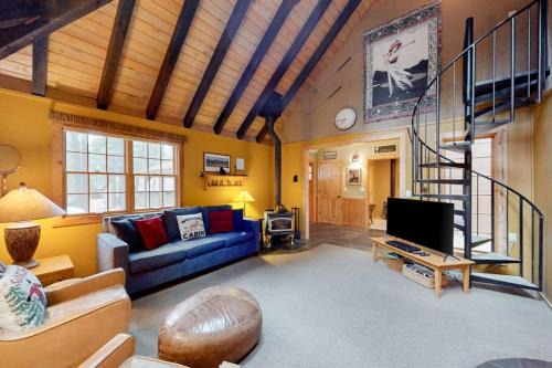 Cabin-style home with hot tub SHARC passes central location near skiing & golf