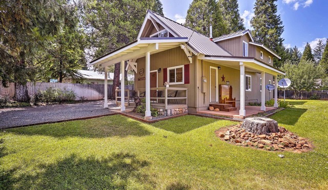 Cabin w/Backyard Space - 1/2 Mi to Trinity Lake!