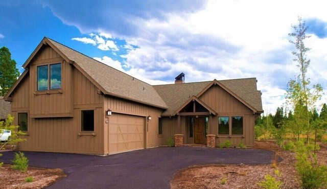 Caldera Luxury Cabin with Access to Forest House