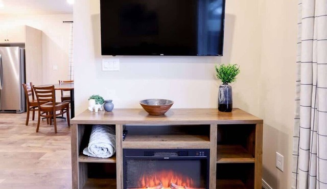 Caldwell Townhome Near Downtown | Sleeps 10 | King Bed