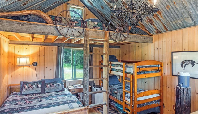 Camping cabin on lakefront ranch in Sandpoint