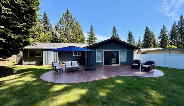 Careys Refuge - Family Retreat with Huge Fenced Yard