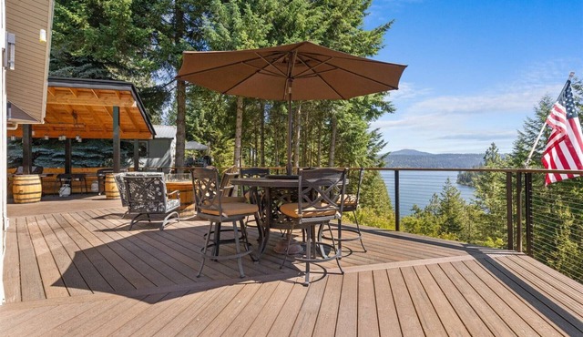 Cave Bay Escape -Boat Slip, Stunning Coeur d’Alene Lake View, Deck, Grill, Blackstone, and Fire Pit!