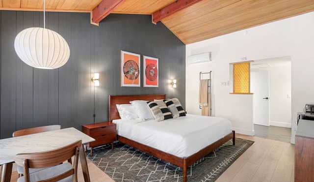 Cave Springs Resort Hotel Room 2 (Visit Mt Shasta)