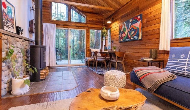 Cedar cabin, barrel sauna, surrounded by nature