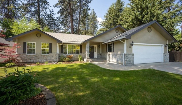 Cedar Falls Retreat: Beachfront 5BR Home w/Community Beach Access