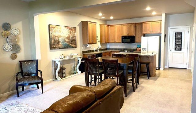 Central townhome 2B/2.5b w loft, bbq and propane fire pit. 11min from downtown
