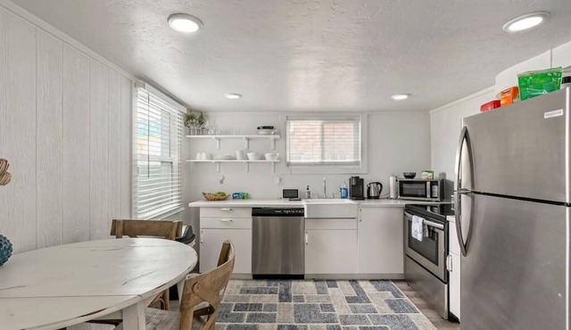 CentralLocation, Walking Distance to Restaurants!