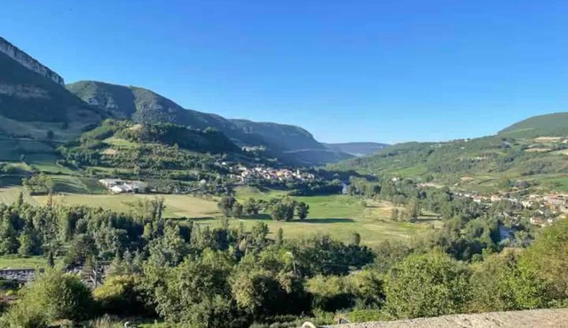 Character house with exceptional view in Compeyre