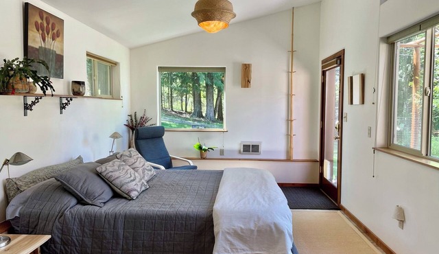Charming 1-bedroom apartment in a beautiful natural setting, minutes from town.