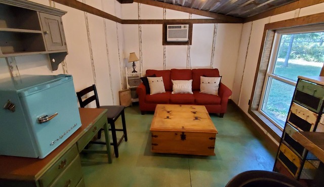 Charming 1-bedroom house with AC, WiFi in Spirit Lake at The Venue at the Reed's