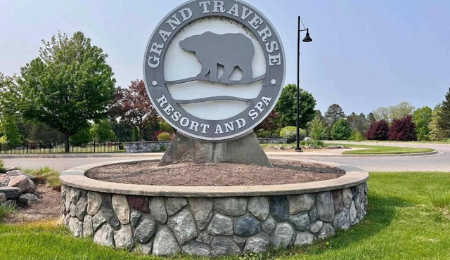 Charming 1BDR Condo w Golf Course View