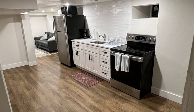 Charming 2 bed 1 bathroom in heart of SLC. Perfect in every way for your stay!