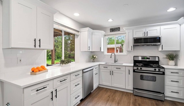 Charming 2-bedroom estate with WiFi, fitness room in delightful Oakbrook Terrace