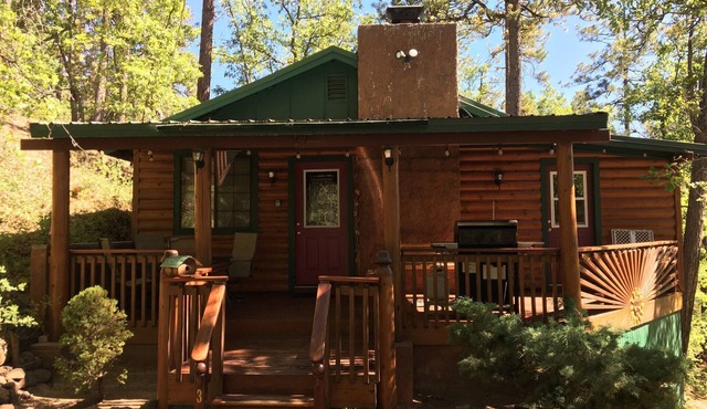 Charming 2-bedroom Cabin 3 in terrific Pinetop-Lakeside with WiFi & Hot Tub!