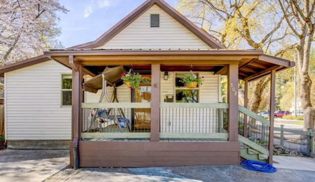 Charming 2-bedroom cottage in nice Coeur d'Alene with WiFi, AC & Hot Tub