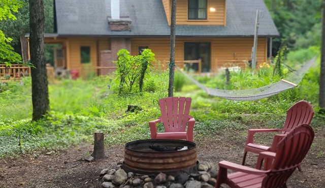 Charming 2-bedroom cabin in delightful Vanderbilt with WiFi, AC in Vanderbilt