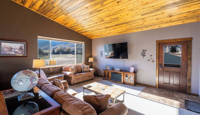 Charming 2-bedroom cabin with AC in peaceful Gardiner