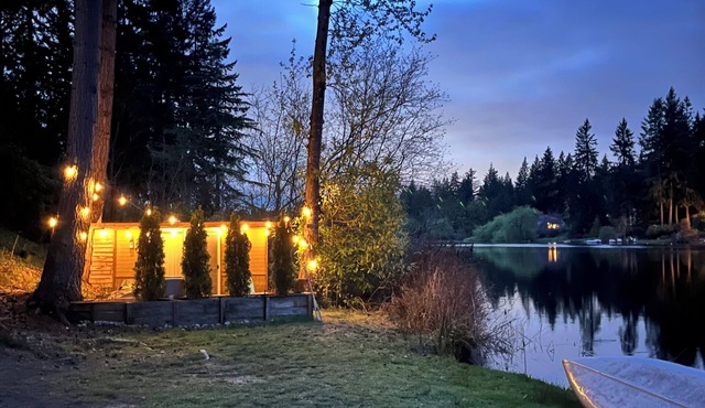 Charming 2-bedroom cabin on the Lake with shower kayaking, fishing, yoga.