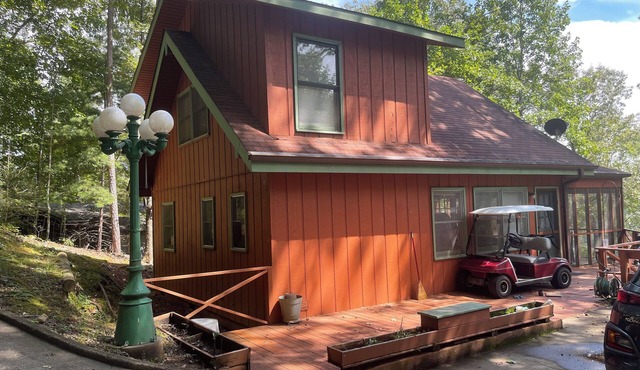 Charming 2-bedroom cabin with WiFi in the the Smokey Mountains