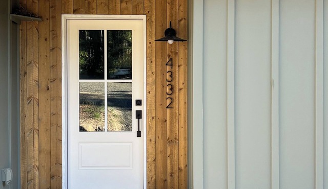 Charming 2-bedroom cottage sourrounded by trees in Hayden with AC, WiFi!