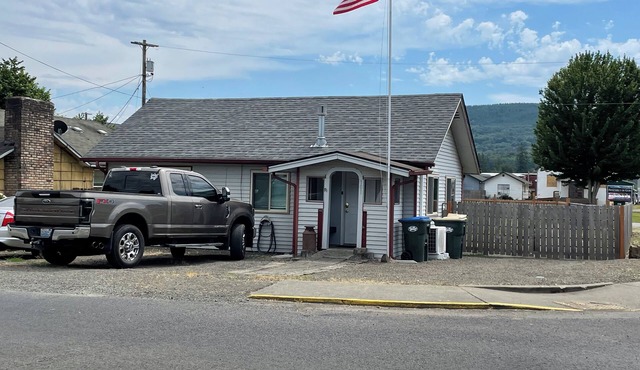 Charming 2-bedroom house in Mossyrock, Pet friendly. Boat parking