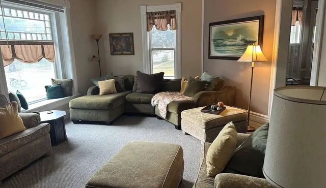 Charming 2-bedroom Home Near Downtown Beloit/Beloit College