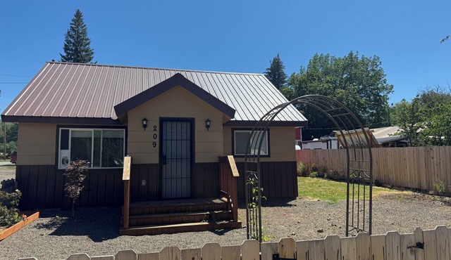 Charming 2-bedroom house with WiFi, AC in peaceful Council. Right in town.