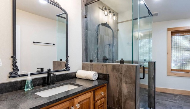 Charming 2-bedroom Loft with AC, WiFi in lovely Jay
