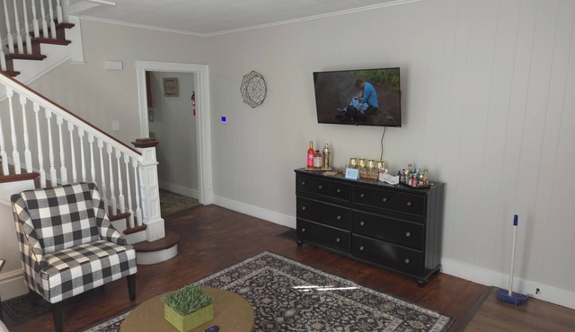 Charming 2-bedroom apartment in Springfield with AC