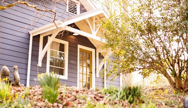 Charming 2bd/2ba cottage close to Downtown and the Smokies