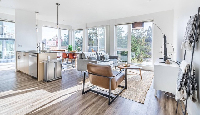 Charming 2BR in Bellevue, Gym + Pet-Friendly
