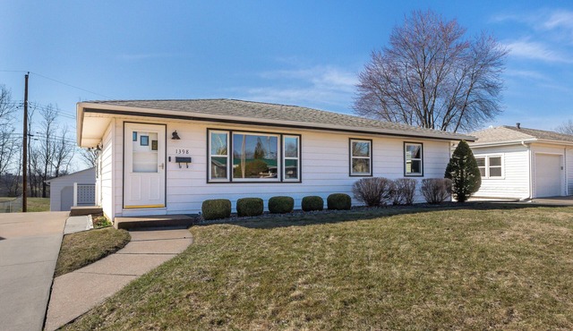 Charming 3 Bedroom 2.5 Bathroom House centrally located in Dubuque IA.