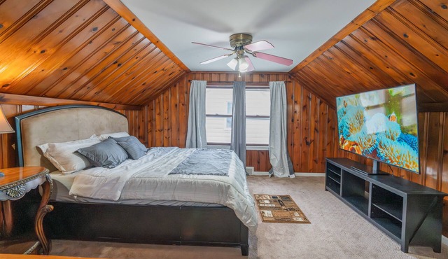 Charming 3-bedroom bungalow with King Bed Dearborn