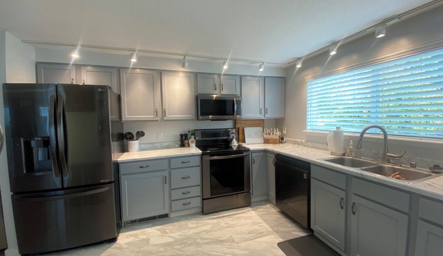Charming 3-bedroom house close to campus, hospital, and fun WiFi, AC, fireplace