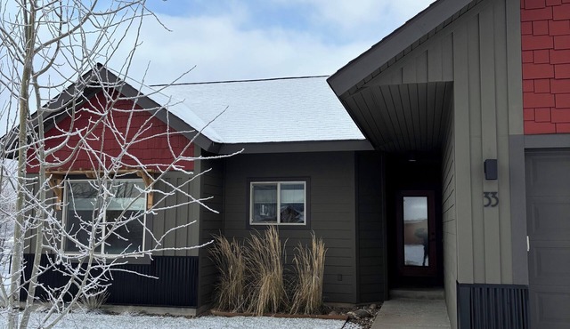 Charming 3-bedroom house with Hot Tub in Donnelly