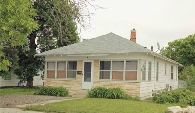 Charming 3-bedroom house with AC, storage, and convenient locating in Laurel