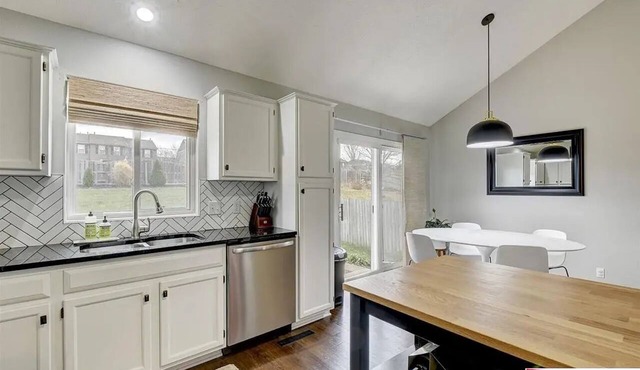 Charming 3-bedroom house with AC and WiFi in welcoming Omaha