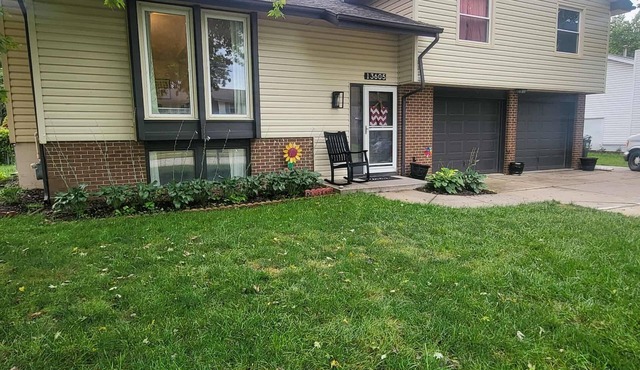 Charming 3-bedroom house in lovely Omaha. For Families, backyard, and parking.