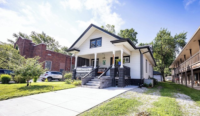 Charming 3bd w/front porch, back patio in fenced yard, walkable neighborhood
