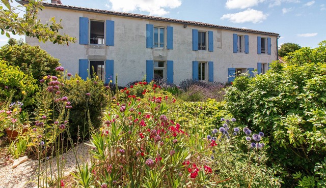 Charming 4 bed country house with saltwater pool in Macqueville