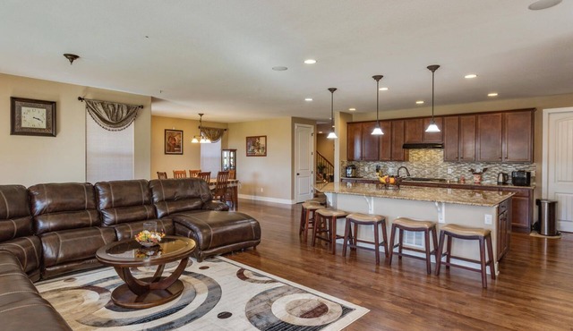 Charming 6-BR Home with Open Space & Park, Ideal for Gatherings